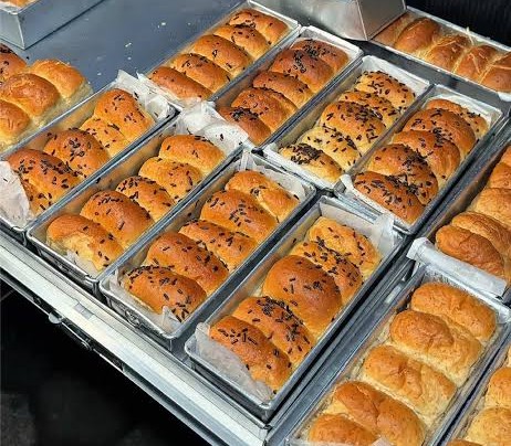 Roti Subuh Viral Akhirnya Hadir di Semarang! Jam 4 Pagi Bikin Orang Rela Antri 